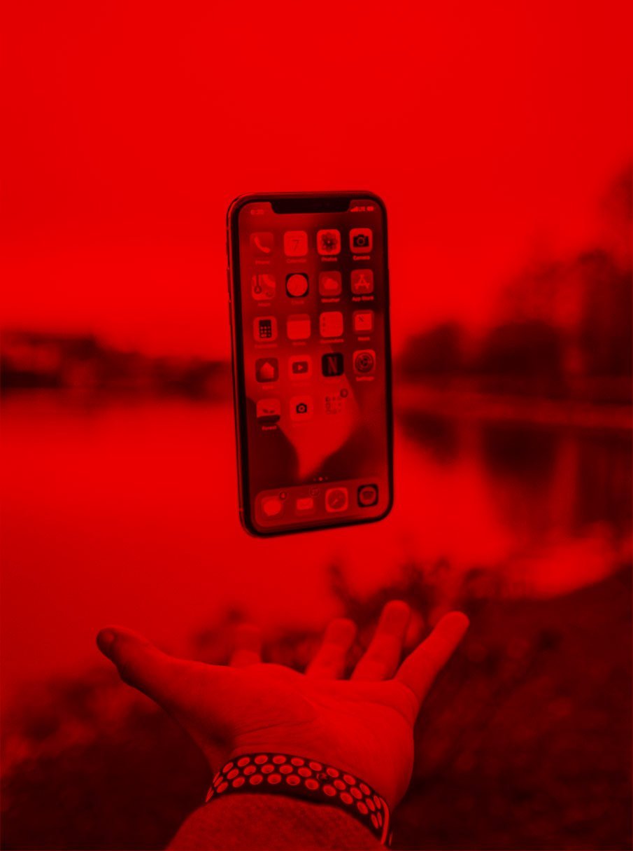 mano lanzando un iphone hacia arriba hover