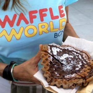 chica sosteniendo un waffle